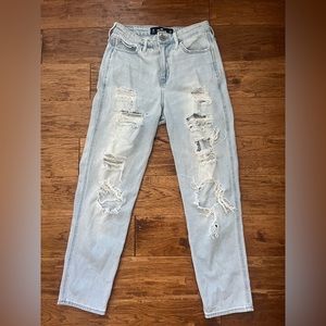 Hollister Ultra High Rise  Mom Jean. Vintage stretch. Light blue. Size 26